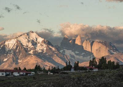Die Torres del Paine im goldenen Abendlicht über der Estancia