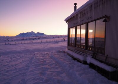 Estancia in der winterlichen Abenddämmerung