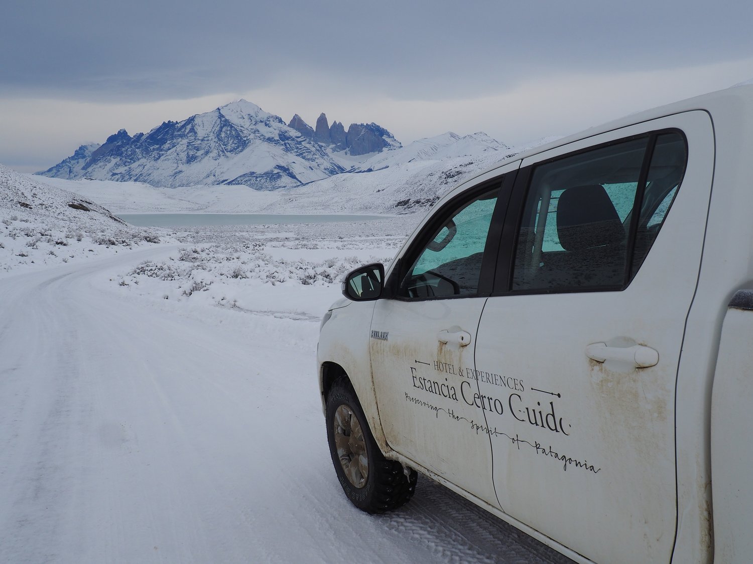 Geländewagen der Estancia auf verschneiter Piste in Patagonien