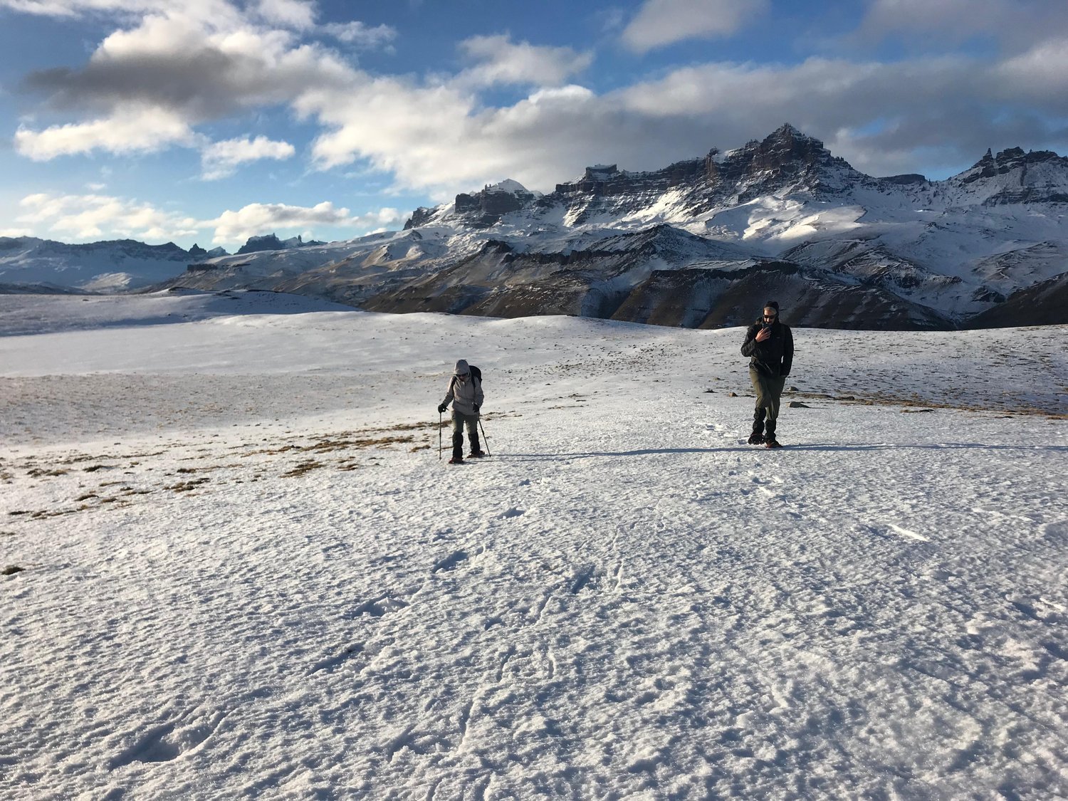 Wandergruppe in der verschneiten Steppe vor den Bergen Patagoniens