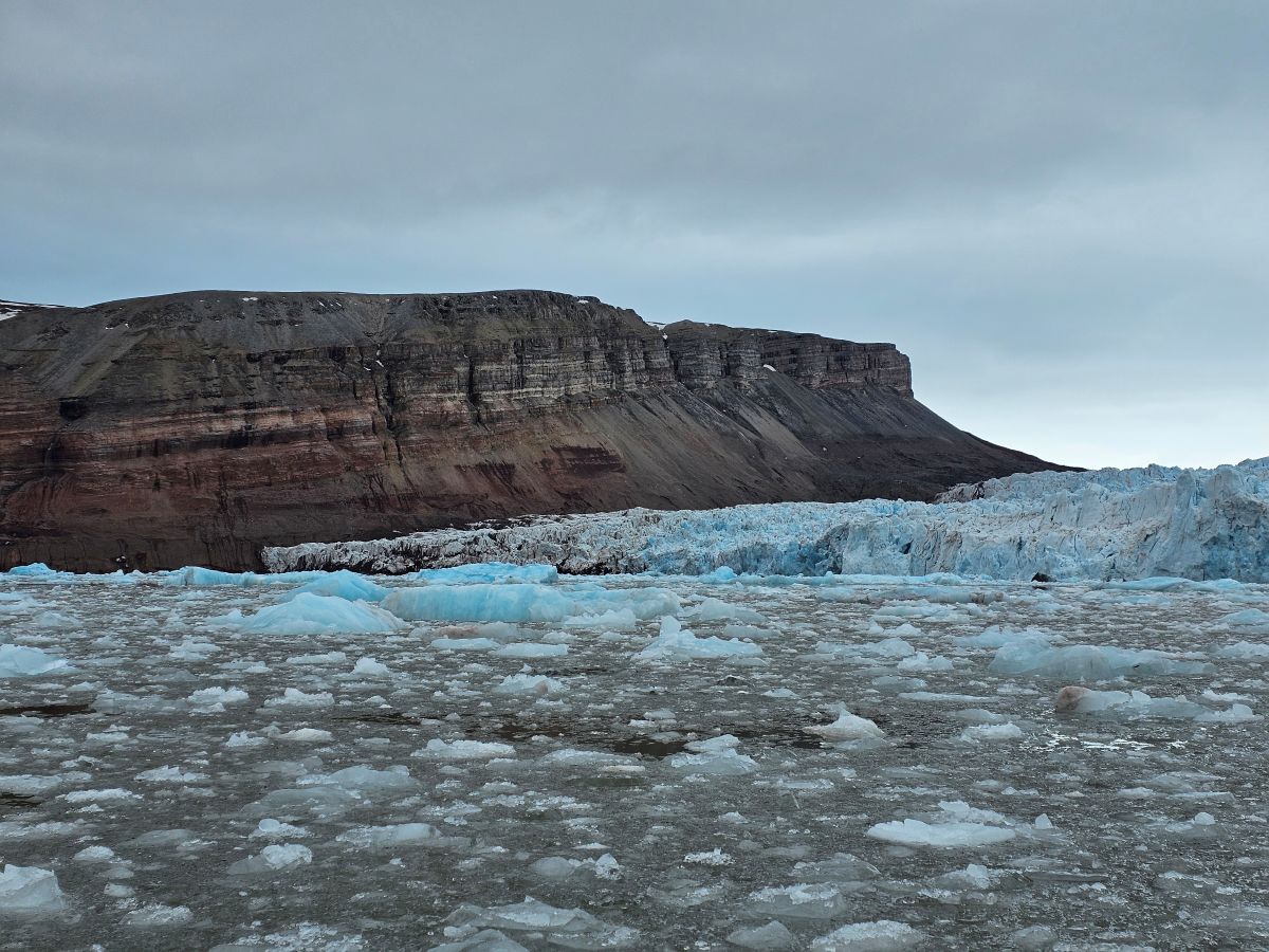 Kongsbreen_Gletscher_Spitzbergen_Tanita_Kraus Ice floes and icebergs off the imposing Kongsbreen