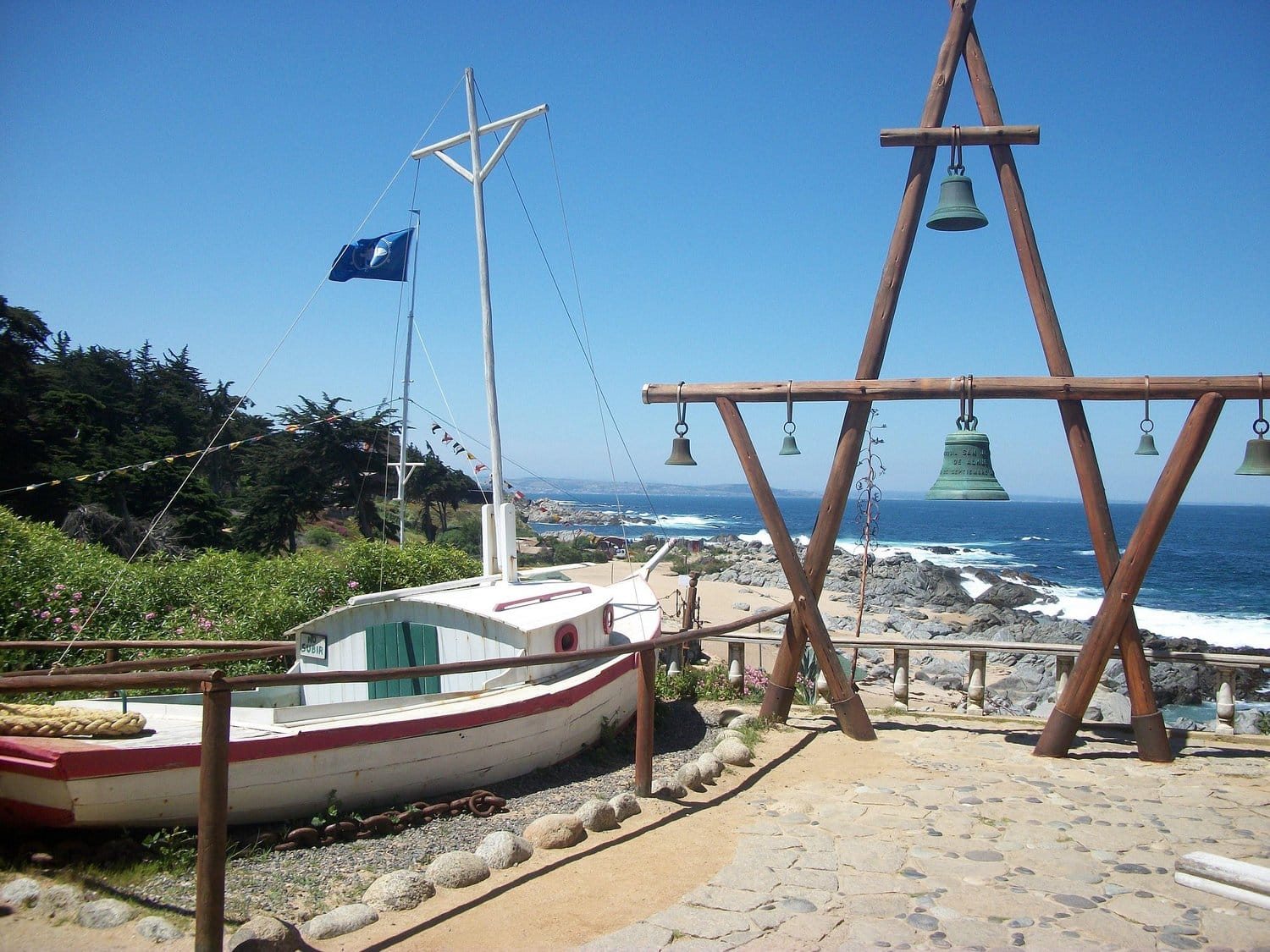 Neruda Haus Isla Negra Boat and bells in front of Pablo Neruda's house in Isla Negra