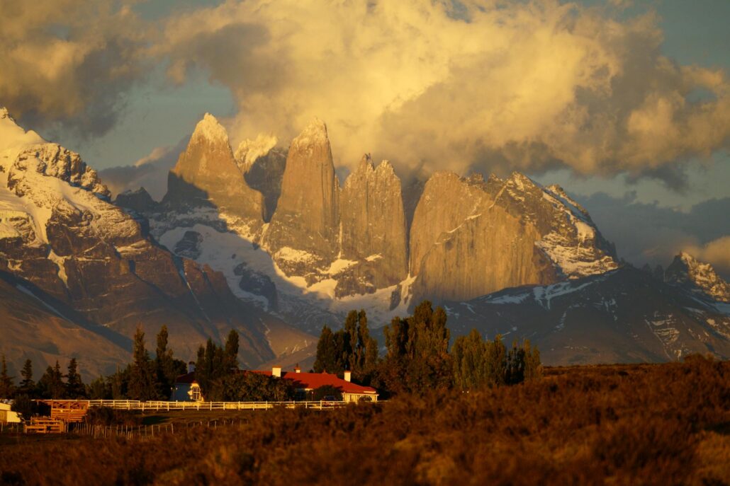 Die Türme des Torres del Paine im Morgenlicht über der Estancia in der patagonischen Steppe