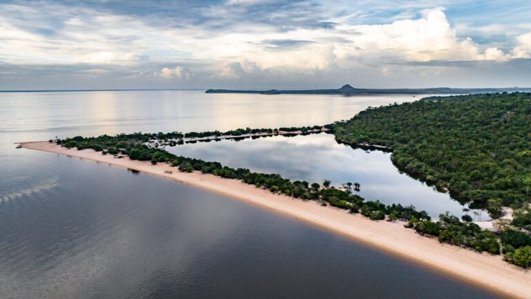 Sandbank, Lagune und Regenwald am Tapajós aus der Vogelperspektive