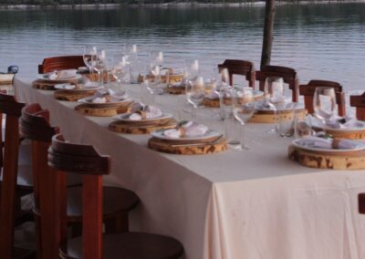 Festlich gedeckte Tafel an einem Flussstrand des Amazonas