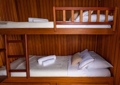 The Tupaiú's bunk bed cabin with two beds made of warm wood