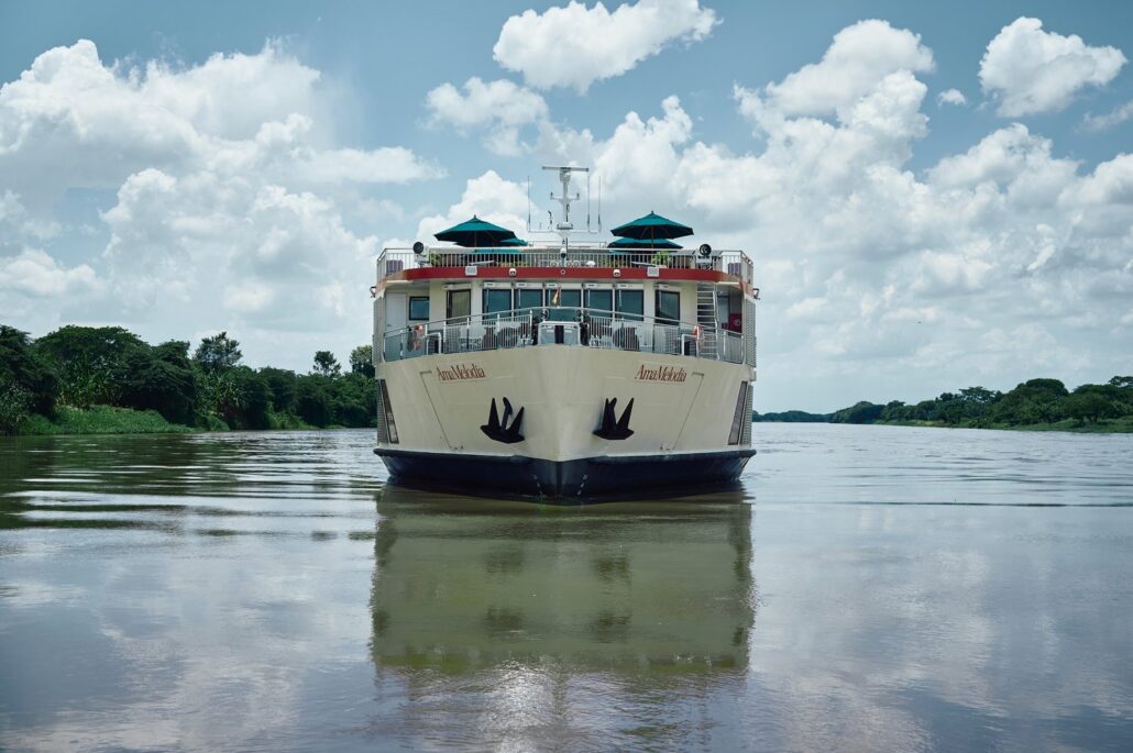 Bugansicht der AmaMelodia in Fahrt auf dem Río Magdalena unter Quellwolken