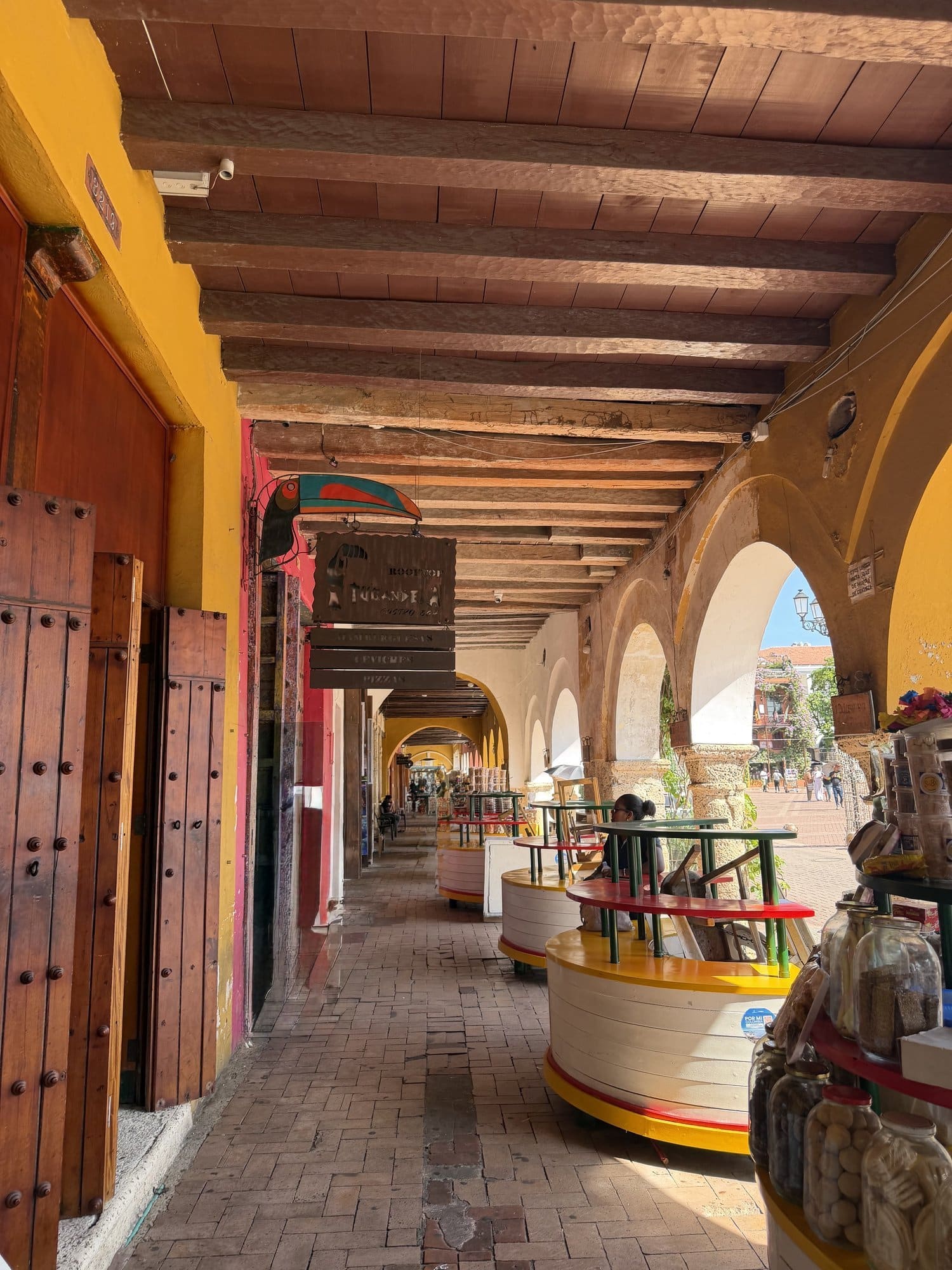 Unter den Arkaden der Altstadt von Cartagena Arcade with candy stands in Cartagena's Old Town