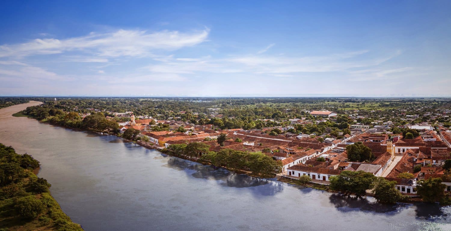 Mompox am Ufer des Río Magdalena Panorama of the colonial city of Mompox on the banks of the Río Magdalena