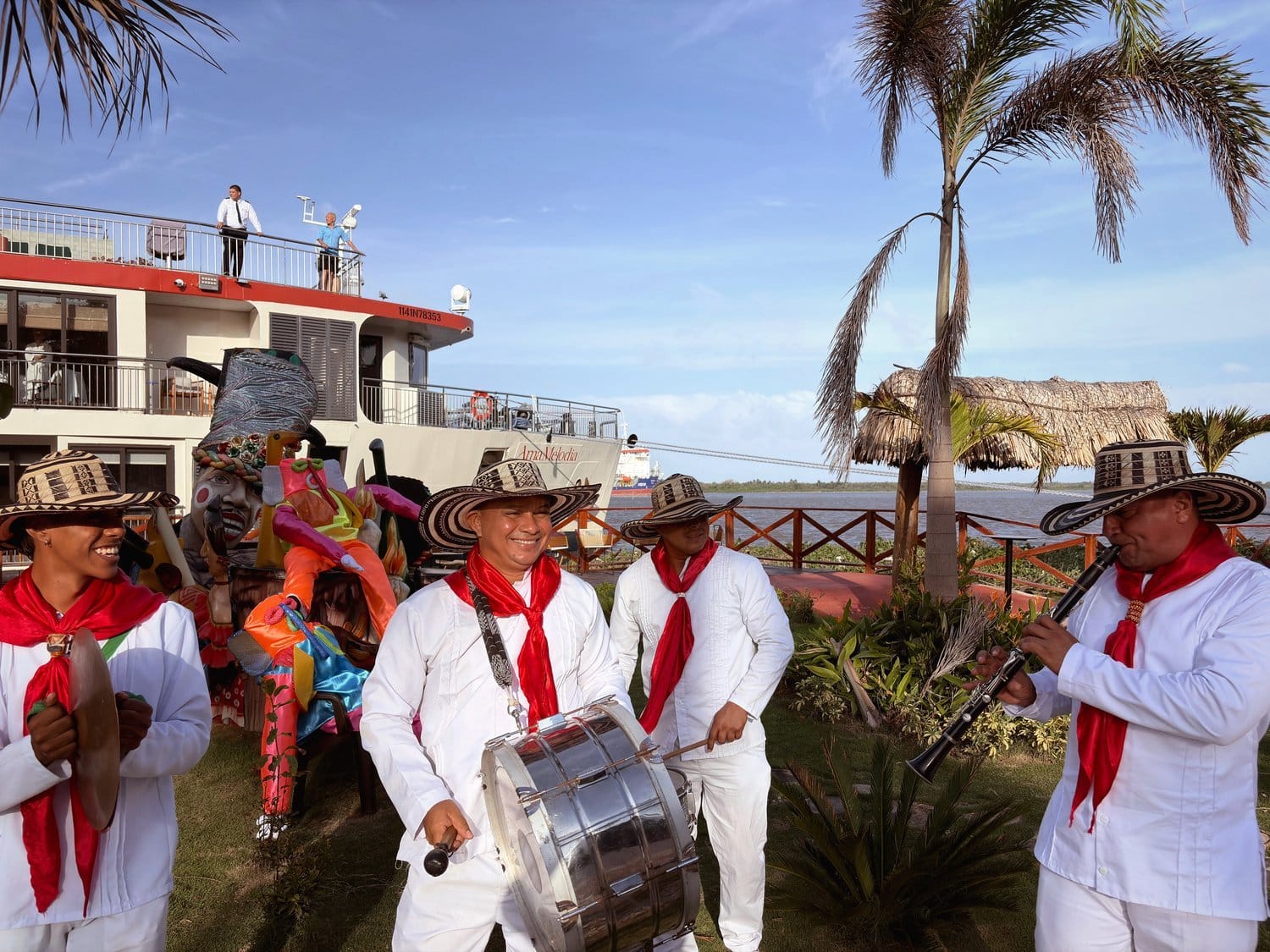 Musiker mit Sombrero vueltiao am Anleger der AmaMelodia Four musicians with a drum and a clarinet in front of the ship AmaMelodia