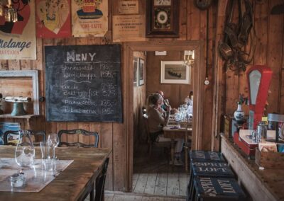 Handgeschriebene Menütafel im holzvertäfelten Gastraum auf Støtt