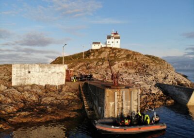 RIB-Boot liegt am Kai unter dem weißen Leuchtturm Kalsholmen fyr vor Støtt