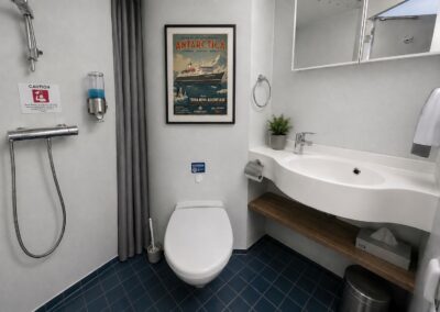 Badezimmer einer Außenkabine mit Dusche, Waschbecken und WC