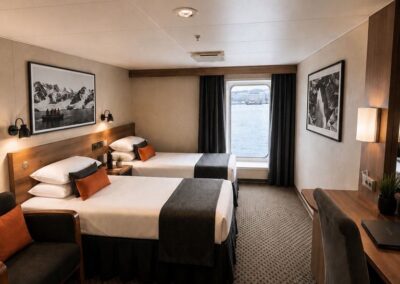 Deluxe Kabine mit zwei Betten, Schreibtisch und großem Fenster