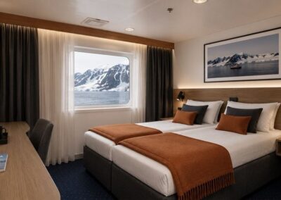 Premium Suite mit Doppelbett, großem Fenster und separatem Sitzbereich