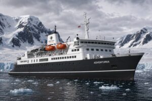 Das Expeditionsschiff Terra Nova Adventurer vor schneebedeckten Bergen in der Antarktis