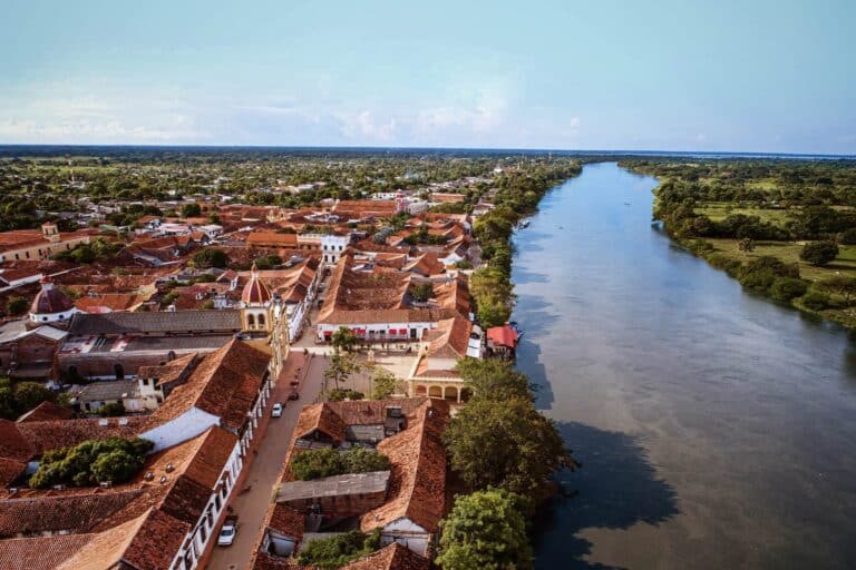 Luftaufnahme der Dächer von Mompox mit Kirchturm am Río Magdalena
