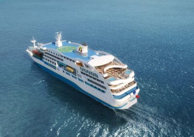 Die MS Aranoa schräg von oben mit den zwei Whirlpools am Bug des Pooldecks und dem Frachtdeck achtern (Visualisierung)