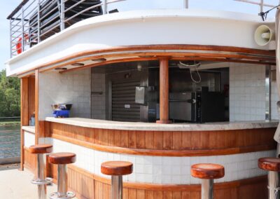 Außengrill mit holzverkleideter Theke und Barhockern auf Deck 6 der MS Discoverer
