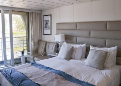 Balcony Kabine der MS Discoverer mit Doppelbett und raumhoher Glastür zum französischen Balkon