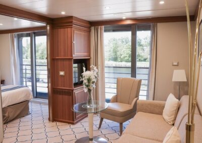 Discovery Suite der MS Discoverer mit Sitzecke, Schlafsofa und zwei französischen Balkonen
