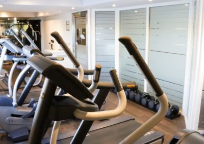 Fitnessraum der MS Discoverer mit Laufbändern und Crosstrainern