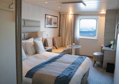 Solo Vista Einzelkabine der MS Discoverer mit Queensize-Bett, Sitzecke und Fenster