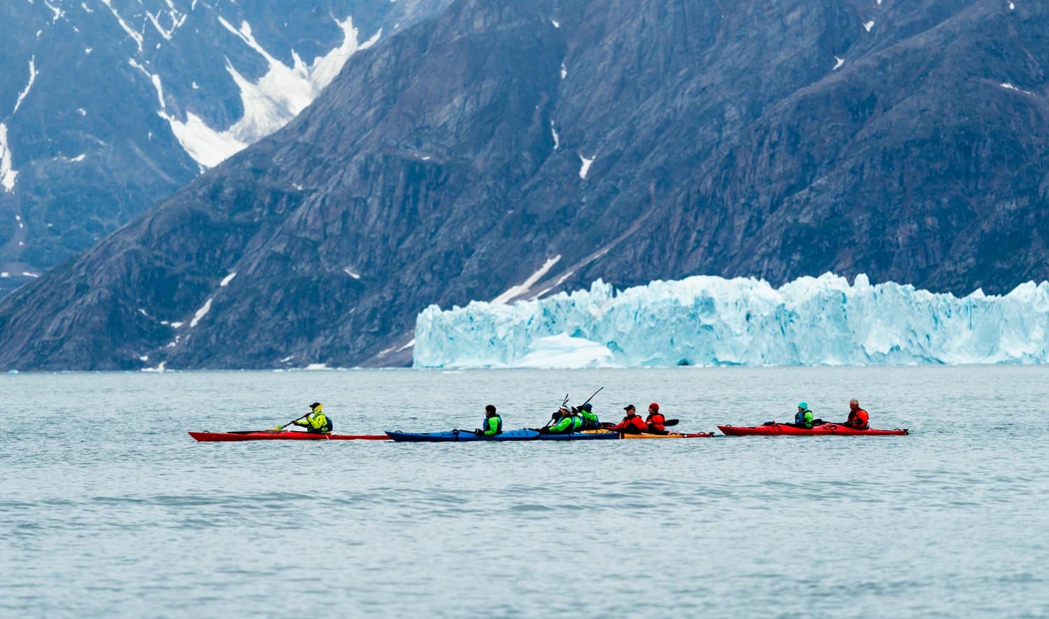 Seekajaks vor einer Gletscherfront in Grönland Sea kayaks in front of a glacier face in Greenland