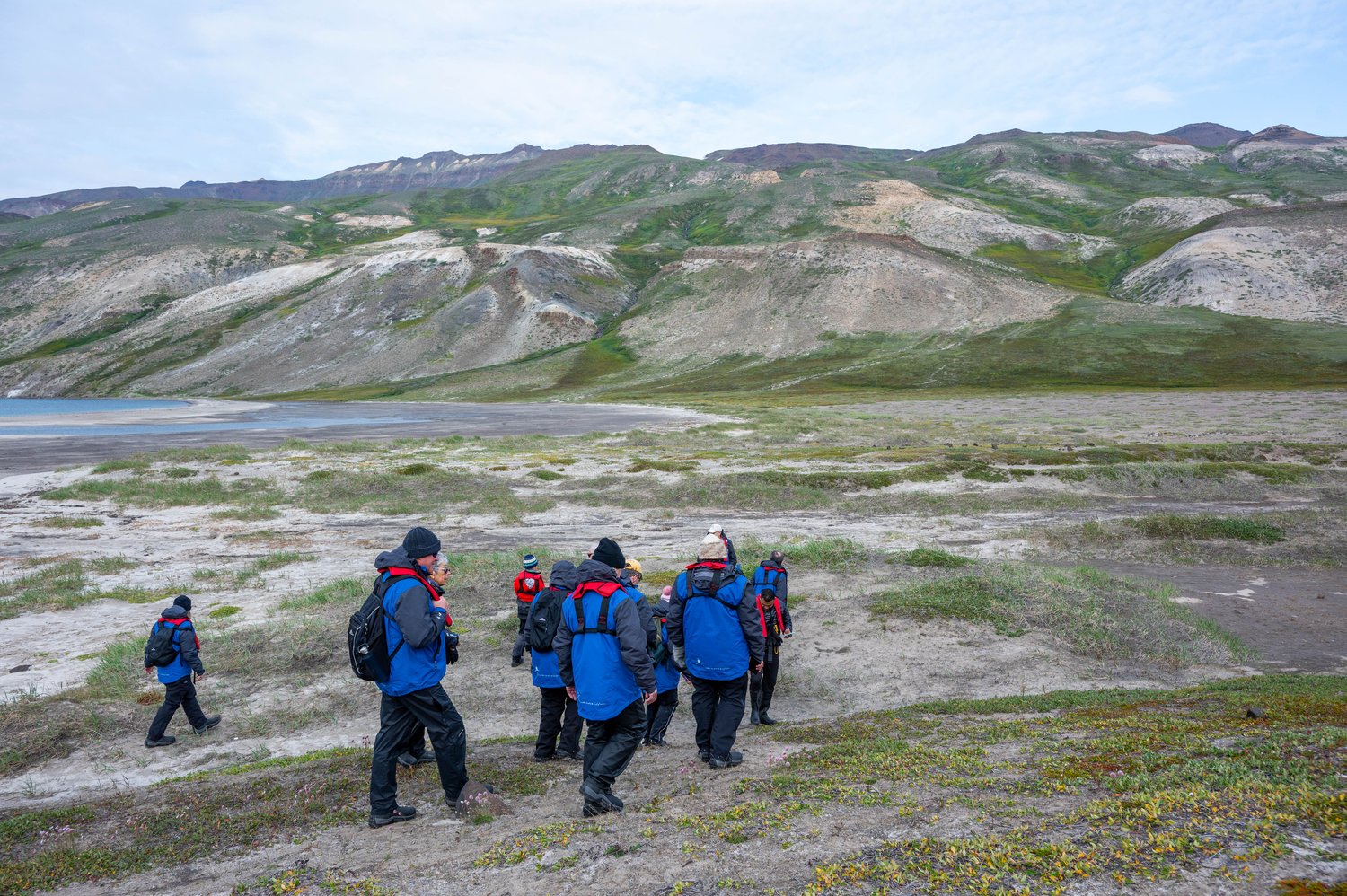 Wandergruppe auf der Tundra Westgrönlands vor sanften Hügeln Hiking group on the tundra of western Greenland in front of rolling hills