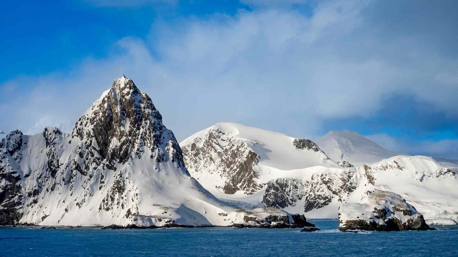 Vergletscherte Felsgipfel von Elephant Island in den Südlichen Shetlandinseln Glaciated rocky peaks of Elephant Island in the South Shetland Islands