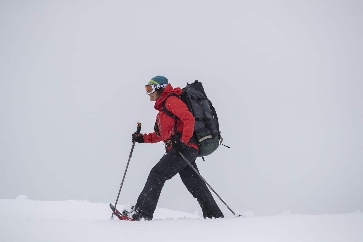 Ein Wanderer mit Schneeschuhen und Stöcken im Schneetreiben in der Antarktis A hiker wearing snowshoes and carrying poles in a snowstorm in Antarctica