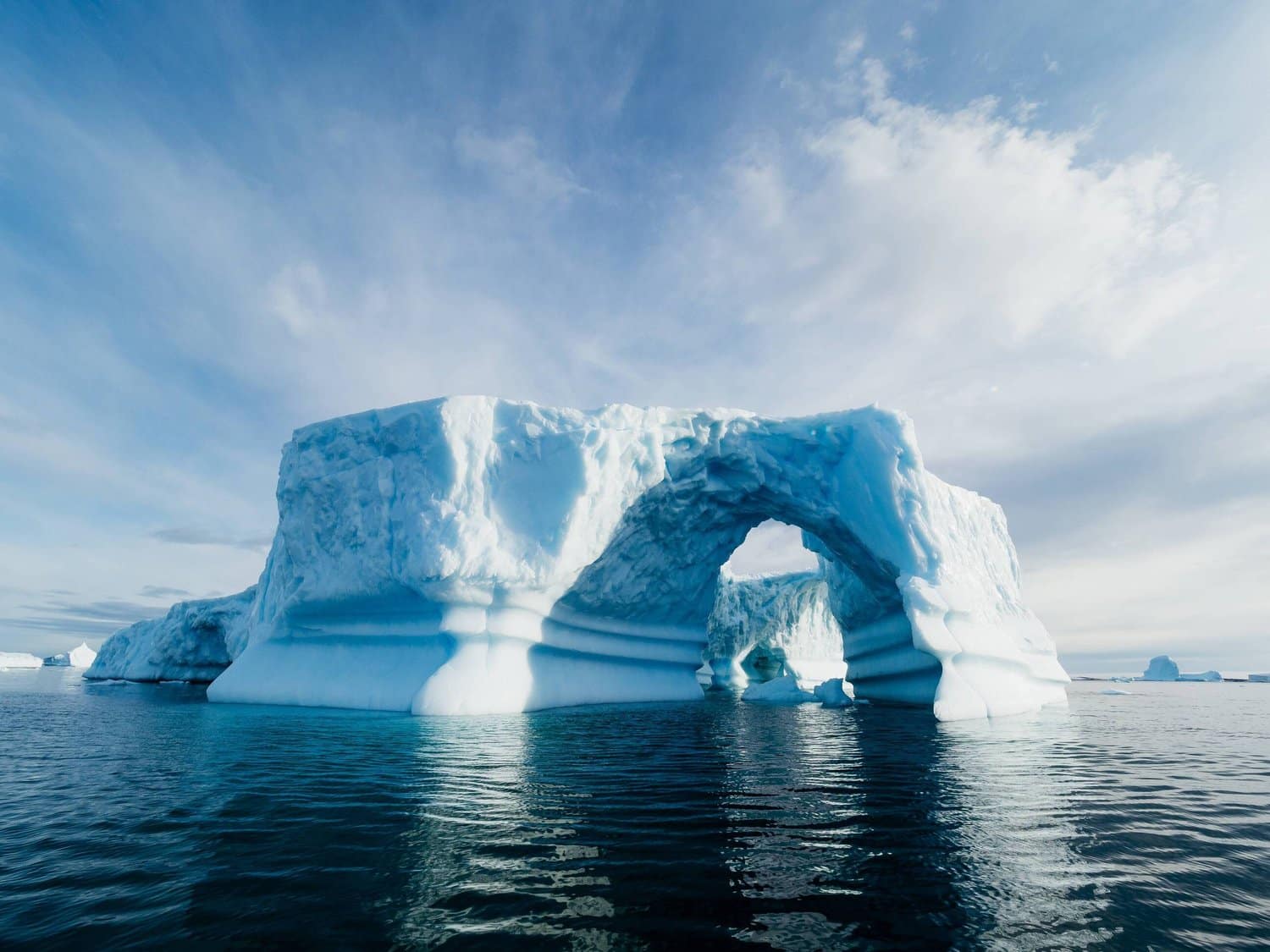 Ein Eisberg mit Torbogen vor der Antarktischen Halbinsel An iceberg with an arch off the Antarctic Peninsula