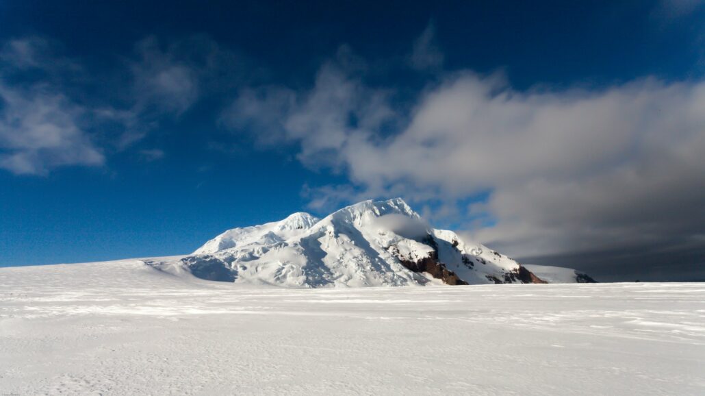 Peter-I.-Insel mit Gletscherkappe unter blauem Himmel, Bellingshausensee, Antarktis
